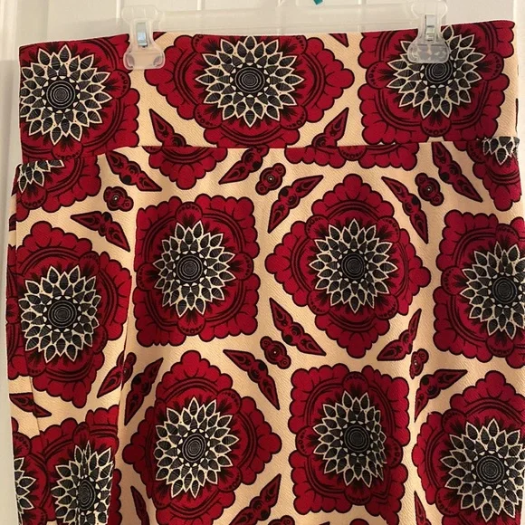 Lularoe pencil skirt, very soft and stretchy - Picture 2 of 3